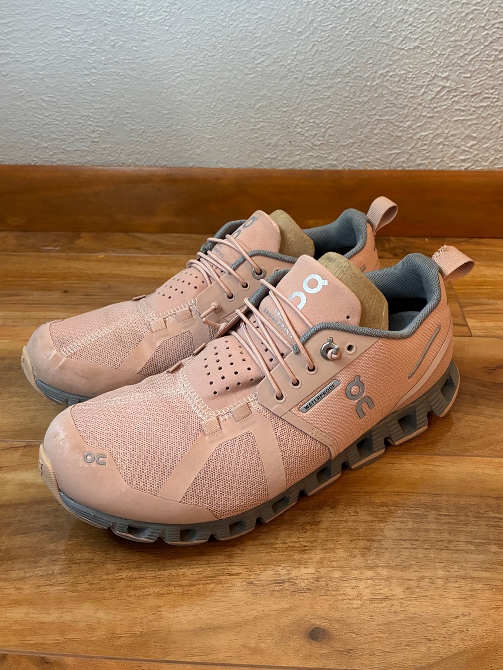 On Cloud Women’s Waterproof Sneakers  Shoes, pink Rose Lunar- size 6.5